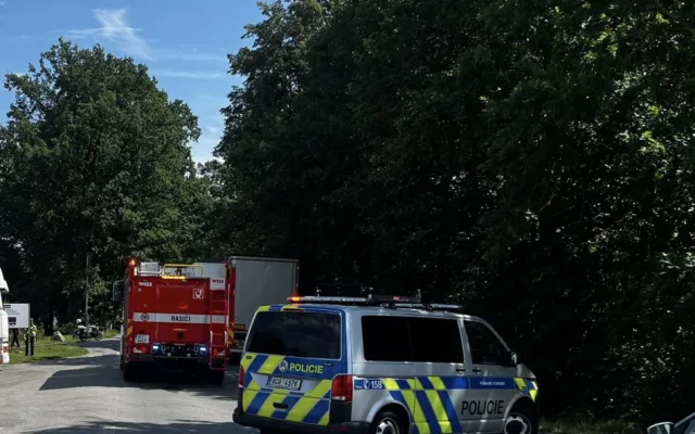 Silnici u Veselí nad Lužnicí zablokovala vážná nehoda, při které se střetl motorkář s nákladním automobilem