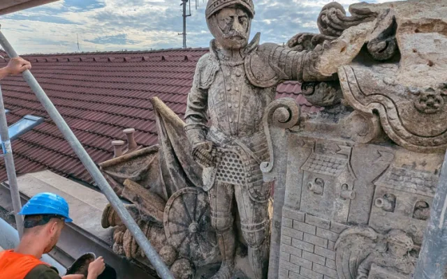 Restaurátoři obnovují sousoší na bývalých kasárnách v Českých Budějovicích, znázorňuje původní znak města