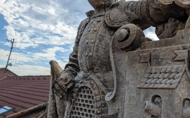 Restaurátoři obnovují sousoší na bývalých kasárnách v Českých Budějovicích, znázorňuje původní znak města