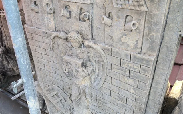 Restaurátoři obnovují sousoší na bývalých kasárnách v Českých Budějovicích, znázorňuje původní znak města