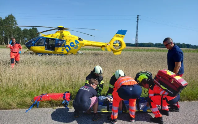 U obce Přeseky se srazila dvě osobní auta. Na místě zasahuje vrtulník a silnice je zcela neprůjezdná