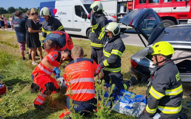 U obce Přeseky se srazila dvě osobní auta. Na místě zasahuje vrtulník a silnice je zcela neprůjezdná