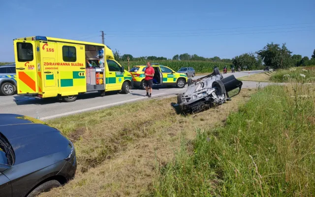 U obce Přeseky se srazila dvě osobní auta. Na místě zasahuje vrtulník a silnice je zcela neprůjezdná