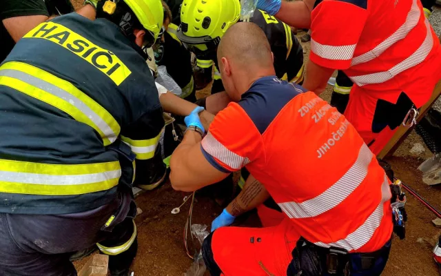 Dělníkovi uvízla ve výkopu noha. Zavaleného muže museli vyprostit hasiči se zdravotníky