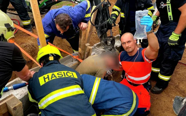 Dělníkovi uvízla ve výkopu noha. Zavaleného muže museli vyprostit hasiči se zdravotníky