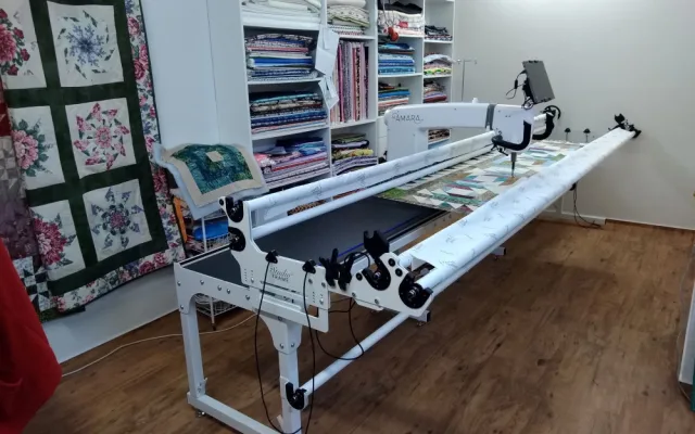 Quiltovací stroj s automatem