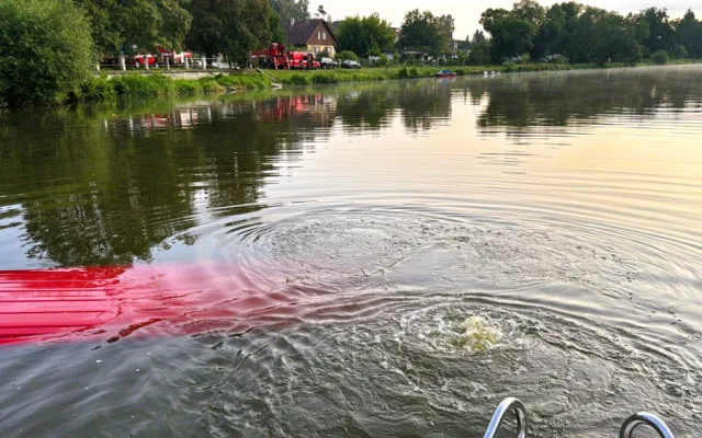 V Kolodějích nad Lužnicí sjela do řeky dodávka, s vyproštěním pomohli potápěči, motorový člun i cisterna