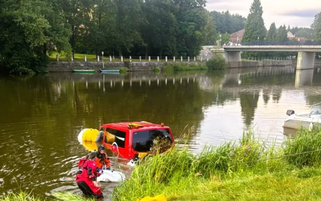 V Kolodějích nad Lužnicí sjela do řeky dodávka, s vyproštěním pomohli potápěči, motorový člun i cisterna
