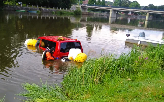 V Kolodějích nad Lužnicí sjela do řeky dodávka, s vyproštěním pomohli potápěči, motorový člun i cisterna