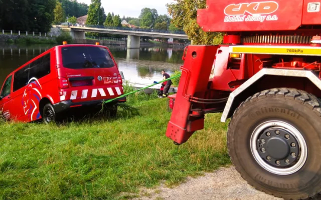 V Kolodějích nad Lužnicí sjela do řeky dodávka, s vyproštěním pomohli potápěči, motorový člun i cisterna
