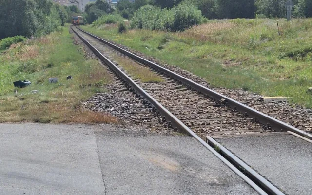 V Písku se srazil vlak s osobním autem. Staršího muže převezli do nemocnice