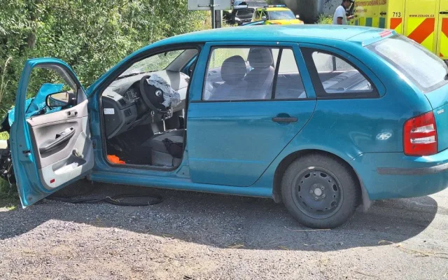 V Písku se srazil vlak s osobním autem. Staršího muže převezli do nemocnice