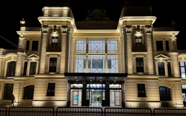 Zrekonstruovanou fasádu budějovického nádraží rozzáří 190 světel