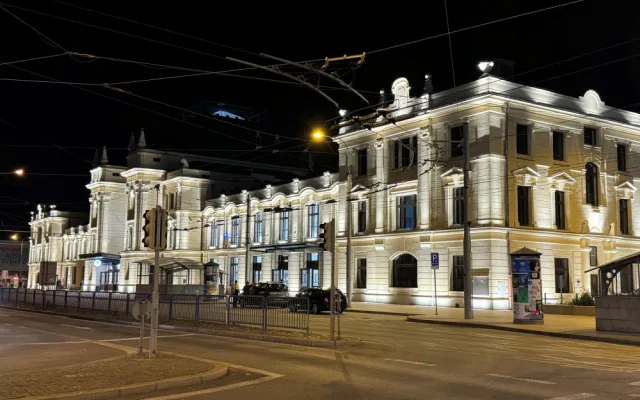 Zrekonstruovanou fasádu budějovického nádraží rozzáří 190 světel