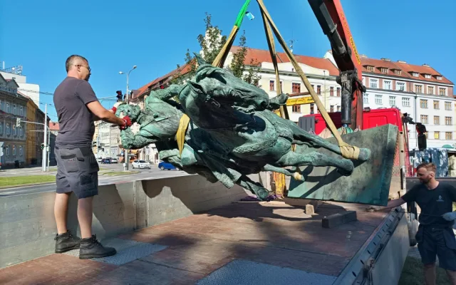 OBRAZEM: Restaurátoři odvezli sochu Žižky od bývalých kasáren, zpět bude za dva měsíce