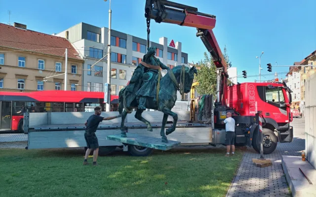 OBRAZEM: Restaurátoři odvezli sochu Žižky od bývalých kasáren, zpět bude za dva měsíce