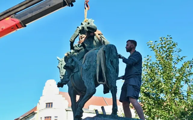 OBRAZEM: Restaurátoři odvezli sochu Žižky od bývalých kasáren, zpět bude za dva měsíce