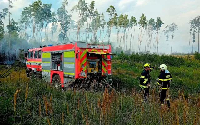 Požár zachvátil les u Bělčic na Strakonicku. Hasiči vyhlásili druhý stupeň požárního poplachu a vyžádali si leteckou podporu