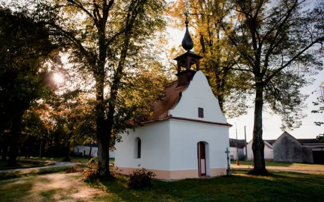 Kaplička na návsi ve Valu u Veselí nad Lužnicí dostala nová okna, dveře, fasádu i podlahu.