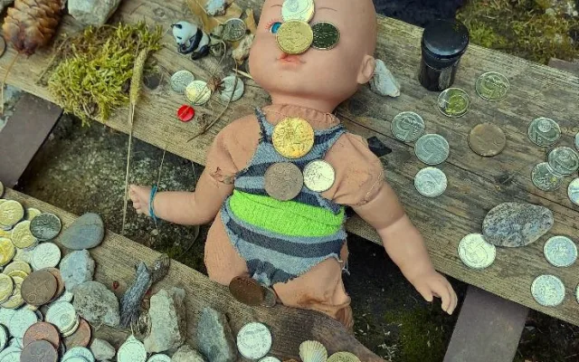Nahromaděné předměty věnované Panně Marii u zázračné Hauswaldské kaple na Šumavě se některým turistům nelíbí
