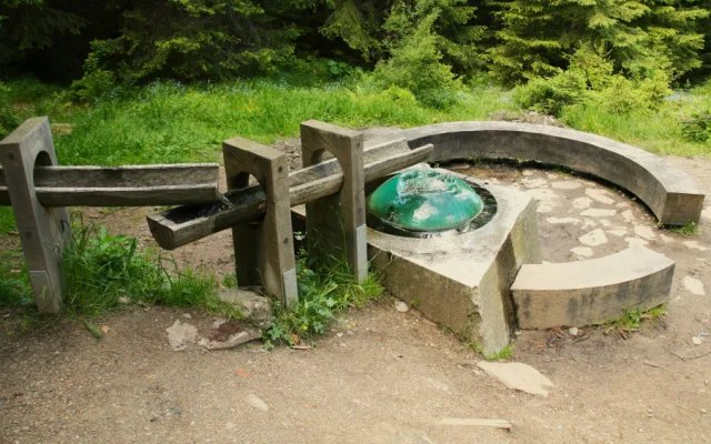 Nahromaděné předměty věnované Panně Marii u zázračné Hauswaldské kaple na Šumavě se některým turistům nelíbí