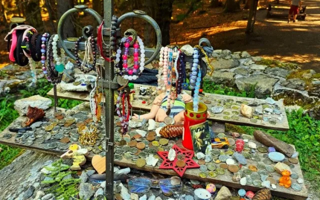 Nahromaděné předměty věnované Panně Marii u zázračné Hauswaldské kaple na Šumavě se některým turistům nelíbí