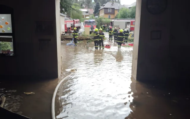 Sklárnu ve Stachách zaplavila voda. Metrová vlna zničila nejen vybavení, ale i výrobky