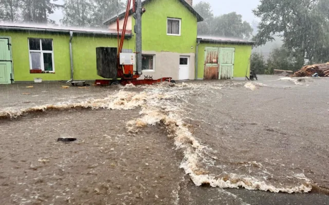 Sklárnu ve Stachách zaplavila voda. Metrová vlna zničila nejen vybavení, ale i výrobky