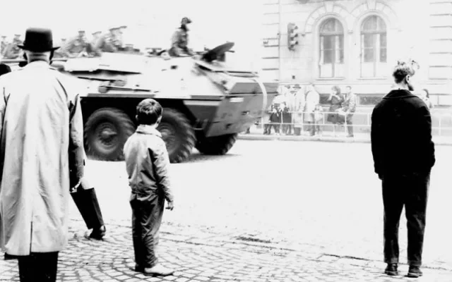 Srpen 1968 v Českých Budějovicích, hlavní pošta.