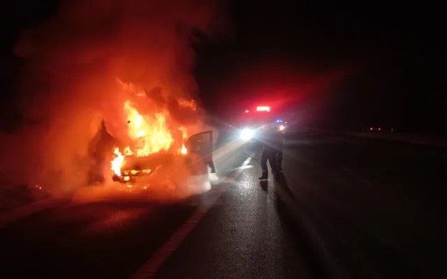 Na dálnici D3 v noci shořelo auto, nehoda se obešla bez zranění