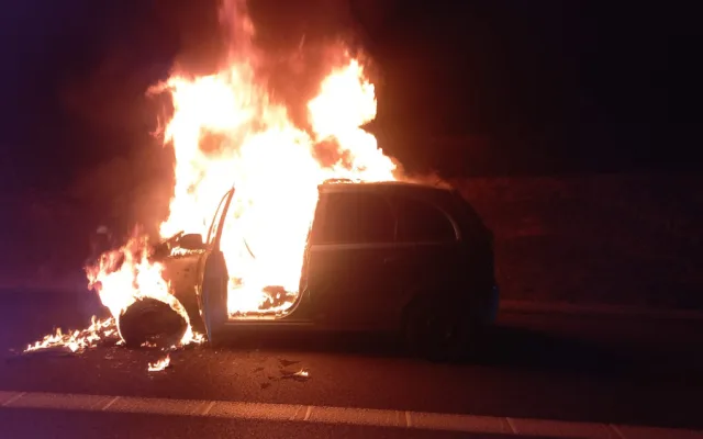 Na dálnici D3 v noci shořelo auto, nehoda se obešla bez zranění