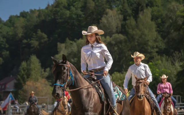 Americké rodeo v Boršově nad Vltavou. Soutěž o mistra ČR, slavnostní atmosféra a spousta zábavy na louce u Vltavy