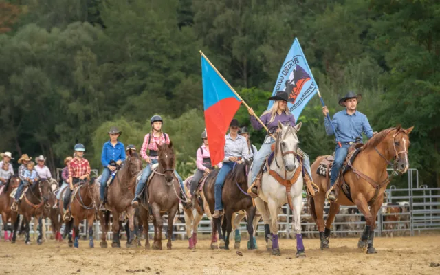 Americké rodeo v Boršově nad Vltavou. Soutěž o mistra ČR, slavnostní atmosféra a spousta zábavy na louce u Vltavy