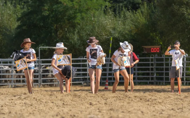 Americké rodeo v Boršově nad Vltavou. Soutěž o mistra ČR, slavnostní atmosféra a spousta zábavy na louce u Vltavy