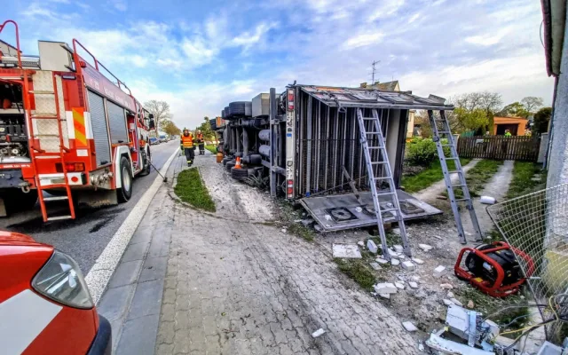 Na hlavní silnici mezi Pískem na Českými Budějovicemi havaroval v dubnu letošního roku kamion. Foto: HZS JK