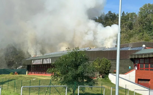 V Českém Krumlově hoří plavecký bazén, hasiči již vyhlásili 3. stupeň požárního poplachu