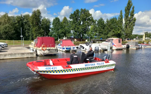 Vybavení městské policie se rozšířilo o motorový člun, dohlížet na pořádek bude na Vltavě i Malši