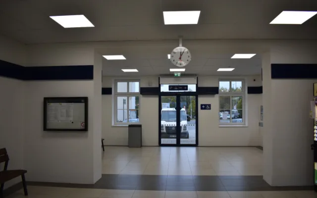 Prostor před vlakovým nádražím v Písku čeká rekonstrukce, vyřeší parkování aut i sdílených kol
