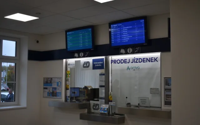 Prostor před vlakovým nádražím v Písku čeká rekonstrukce, vyřeší parkování aut i sdílených kol