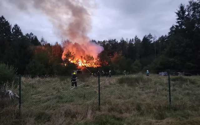 Ve shořelém domě našli hasiči mrtvé tělo, policie nařídila pitvu. Hašení ohně komplikovala smečka rotvajlerů