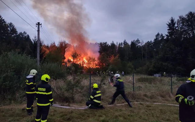 Ve shořelém domě našli hasiči mrtvé tělo, policie nařídila pitvu. Hašení ohně komplikovala smečka rotvajlerů