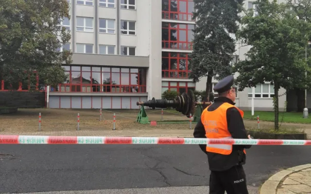 Student poslal anonymní výhružku do školy. Policie ho během několika hodin dopadla