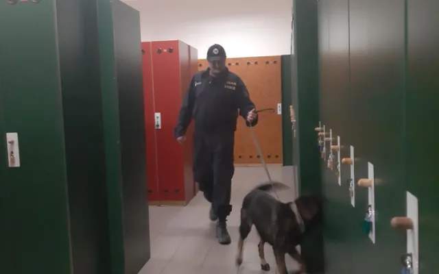 Student poslal anonymní výhružku do školy. Policie ho během několika hodin dopadla