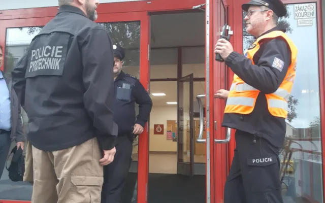 Student poslal anonymní výhružku do školy. Policie ho během několika hodin dopadla