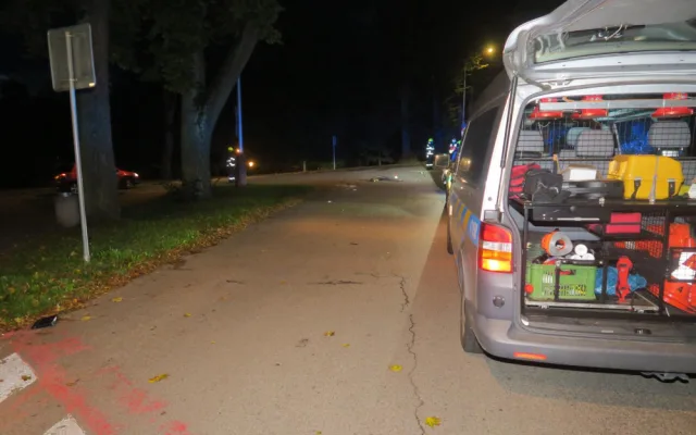 Muž na elektrokoloběžce nedal přednost autu a havaroval. Po nehodě zůstal v bezvědomí
