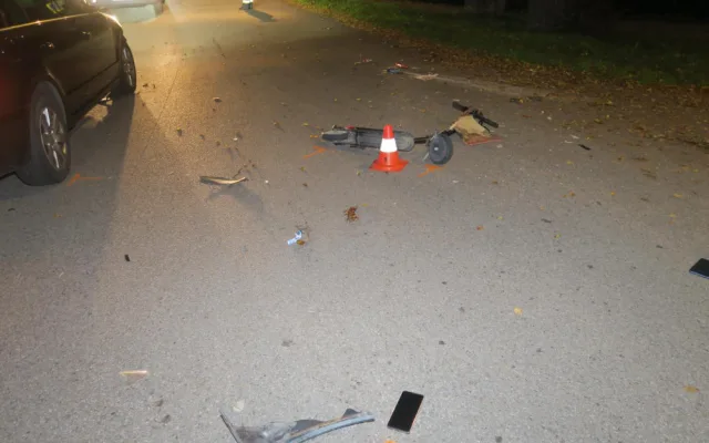 Muž na elektrokoloběžce nedal přednost autu a havaroval. Po nehodě zůstal v bezvědomí