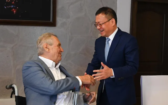 Miloš Zeman oslavil jubileum v hotelu Štekl. Gratulovali mu Fico, Kaliňák i čínský velvyslanec.