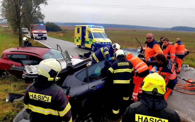 U Týna nad Vltavou se srazila dvě auta. Starší řidička nehodu nepřežila