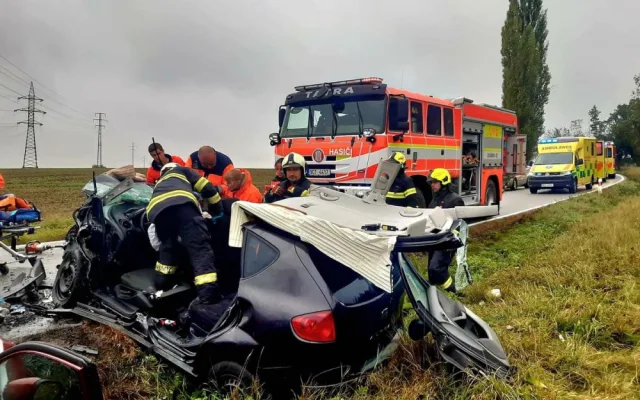 U Týna nad Vltavou se srazila dvě auta. Starší řidička nehodu nepřežila
