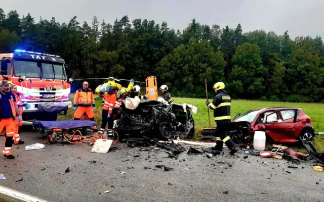 U Týna nad Vltavou se srazila dvě auta. Starší řidička nehodu nepřežila